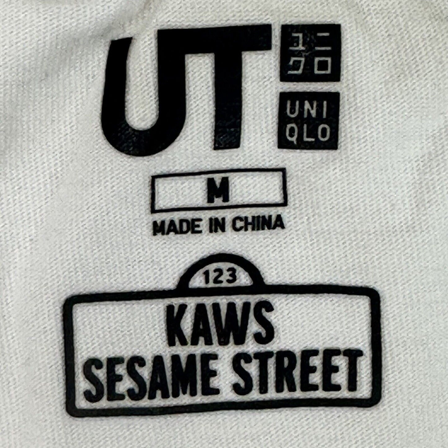 KAWS Sesame Street White T-Shirt Mens Medium Graphic Print Uniqlo